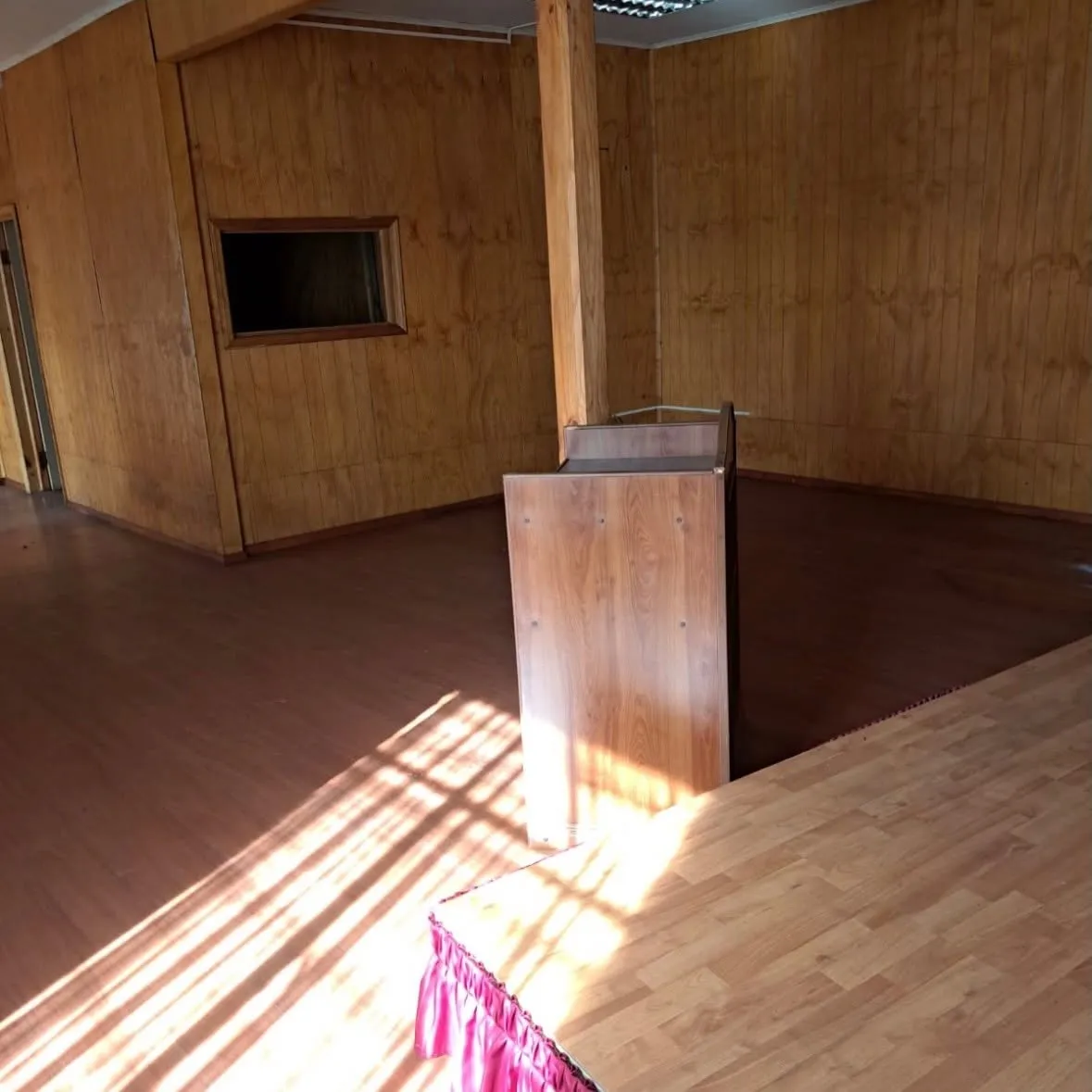 Amplio interior revestido en madera con luz natural — casa en venta en Av. Manuel Montt, Coronel