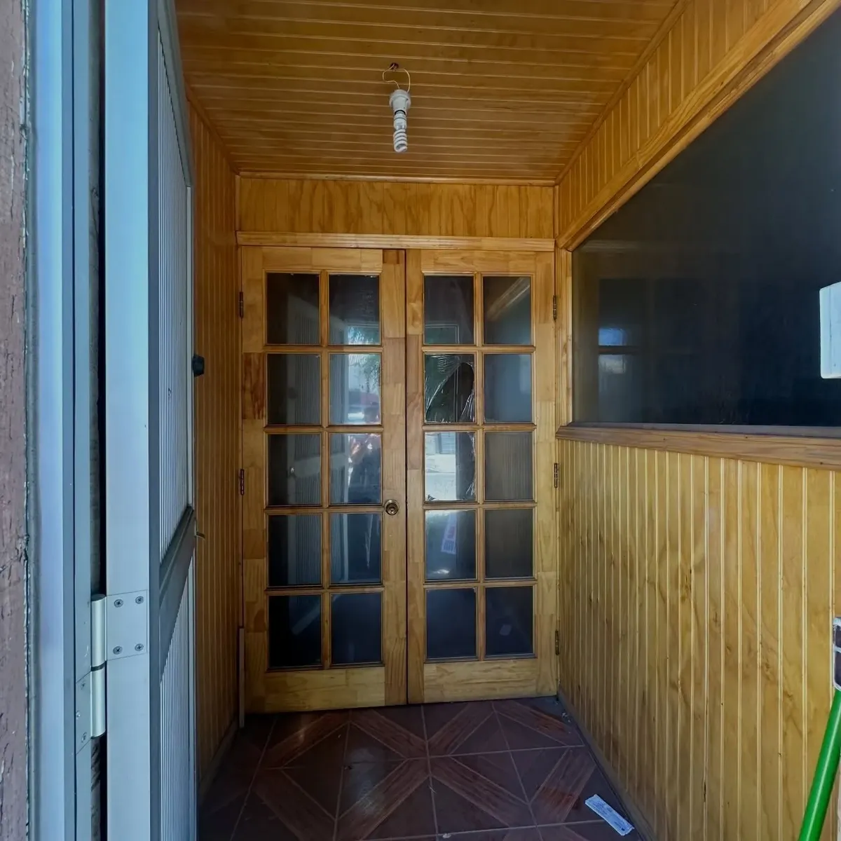 Recibidor con puertas francesas de vidrio — propiedad publicada por CyF Propiedades en Coronel